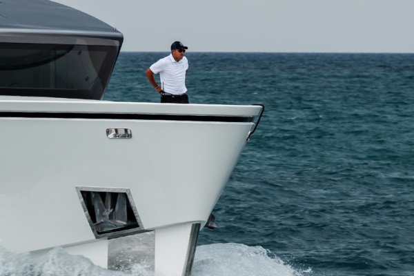 Sanlorenzo Yacht_with crew on the bow
